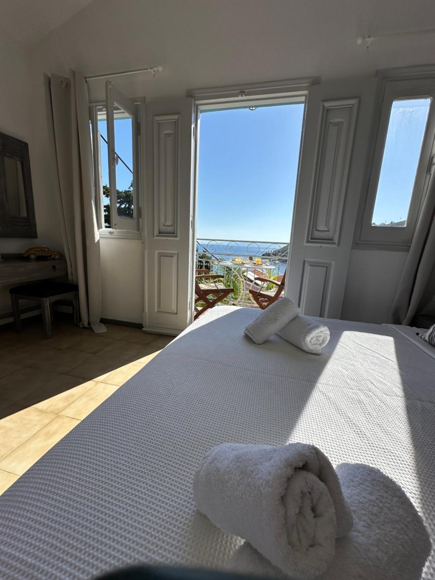Niriides Hotel Apartments Sými Esterno foto